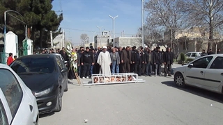 اقامه‌ی نماز میت بر پیکر زندایی مرحوم بنده