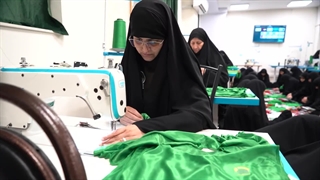 آماده سازی البسه شیرخوارگان حسینی توسط خواهران خدمه