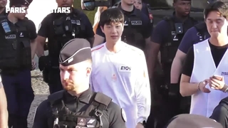 ویدئو حضور کیم سوکجین عضو بی تی اس و حمل مشعل المپیک ۲۰۲۴ پاریس