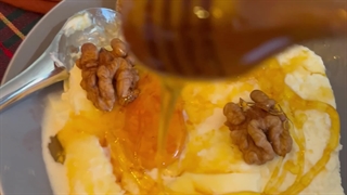 ترکیب عسل با سایر مواد غذایی میتواند یک صبحانه با کیفیت را برای شما فراهم کند