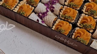 سینی «میکس تارت بیسکوییتی و نان قیفی ترحلوا زعفرانی با تزئینات آجیلی»