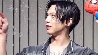 ولفی درحال بازی تو فنساین