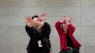 چالش Chk Chk Boom از نیکی و هیونجین استری کیدز:))