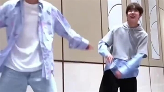 ریو و یوشی اعضای  NCT Wish در تیک تاک اخیرشون با آهنگ بی کلام Forever Young رقصیدن