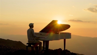 نواختن پیانو توسط آندریا وانزو - اتنا