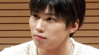 جوری که با دقت به حرفهای هامو گوش میده هم کیوته