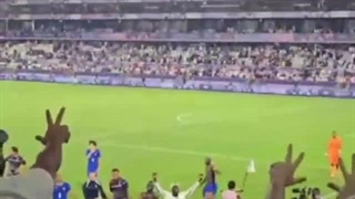 خوشحالی بازیکنان فرانسه مقابل هواداران آرژانتینی و پاسخ آن‌ها با نشان دادن 3 انگشت به نشانه 3 قهرمانی جام جهانی