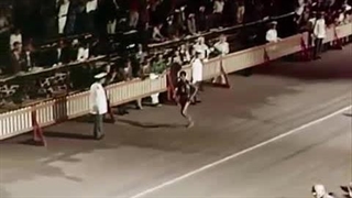 وقتی آببه بیکیلا، دونده اتیوپیایی با پای برهنه قهرمان دوی ماراتن المپیک شد!