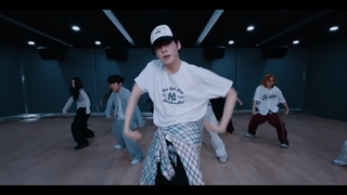 پرکتیس اجرای ارتیست ماه سونگ هانبین در استدیو چوم ‘BAD BOY’