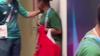 احساساتی شدن طرفدار جوکوویچ پس از دریافت لباس او در فینال المپیک