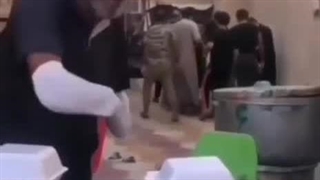 خدمت مرد دو دست قطع شده به زوار اربعین امام حسین علیه السلام