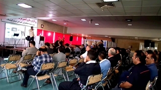 اجرای جشن روز کارگر در کارخانه