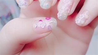 Putting a glitter capsule on the nail