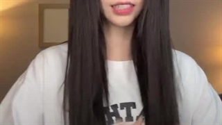 دو هفته پیش کارینا به صورت خیلی رندوم میاد لایو این آهنگو میخونه و میره