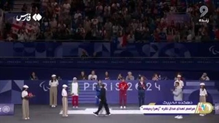 لحظه اهدای مدال زهرا رحیمی توسط جکی‌چان