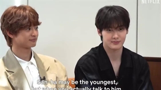 کاتی از مصاحبه‌ی بازیگران سریال FamilyXMelo که دارن درمورد ددانا صحبت می‌کنن کپ ترجمه