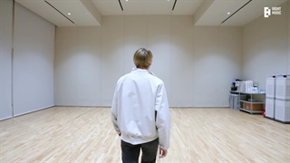  پرکتیس سولو  HUENINGKAI با آهنگ Frost در فستیوال 2022 Weverse Con گروه تی اکس تی (TXT)