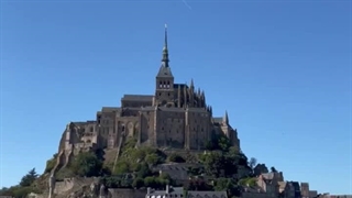 اینجا قلعه یا کلیسای خیلی معروف وسط یه جزیره کوچکه