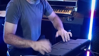 سولو نوازی ریتم بندری شاد توسط حسن مهدوی با پرکاشن یاماها