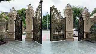 دروازه آلومینیومی ریختهگری برای قلعه ۸ میلیون دلاری – شاهکاری از کلاس و شکوه