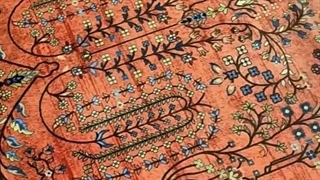 جلوه صمیمانه و دلنشین فرش 1200 شانه زمینه آجری ابریشم ماشینی زیر نور آفتاب