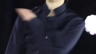 sunghoon تو روز اول کنسرت walk the line