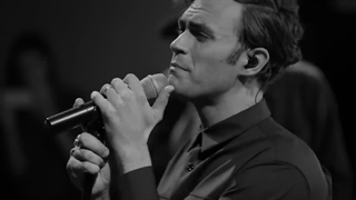 آهنگ Mikky Ekko در حال اجرای زنده "Stay" در استودیو Sonos در KCRW