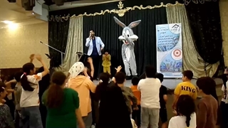 اجرای شاد جشن مدرسه در تالار پذیرایی