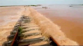 راه آهن پلی از میان سیلاب - ریل نیوز