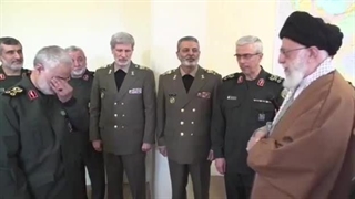 نهایت تواضع یک سرباز در برابر فرمانده =)