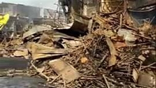 بازار آهن شاد آباد یک روز پس از آتش سوزی / کوهی از آهن پاره و مغازه های سوخته