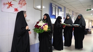 عیدی ویژه خدام حرم مطهر رضوی به خانواده سه قلوهای تازه متولد شده مشهدی