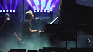 موزیک ویدئو و آهنگ یخ زدم (لایو کنسرت) با صدای شادمهر عقیلی