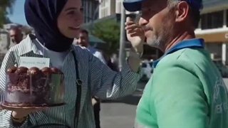 ویدیویی پر احساس و زیبا از جشن تولد یک نظافت چی در ترکیه توسط دختر جوانش