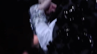 اجرای 那些荧火  توسط تان جیانسی در 5اکتبر2024 به مناسبت تولدش ❤️ موی قرمز خیلی بهش میاد❤️