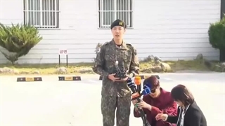 ویدئویی ناب از لحظه زانو زدن یک سوپر استار جلوی یک سوپر استار دیگه