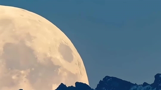 حضیض(ابر ماه بر فراز کوه های آلماتی)