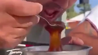 رکورد خوردن یک کیلو عسل زیر ۳۰ ثانیه شکسته شد!