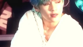 تهیونگ واقعا انگار از دل یه رمان کلاسیک بیرون اومده که داخلش یه شاهزاده بوده:|