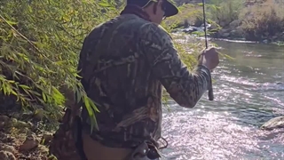 صید قزل آلای جنگنده در رودخانه، در یک روز زیبای پاییزی