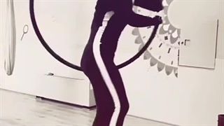 حرکات آکروباتیک نازنین بیاتی با اریال هوپ