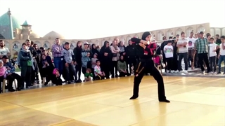 اجرای نمایش شمشیر هانیه افشاری در میدان نقش جهان