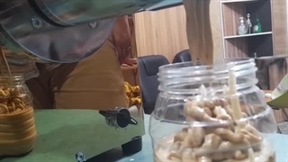 کره گیری از بادام زمینی با دستگاه کره گیر یک اسب شرکت ایران اویل پرسینگ iop