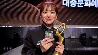 دریافت جایزه بهترین بازیگر زن جهان ۲۰۲۴ چون وو هی