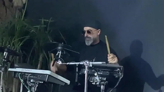 اجرای زنده توسط استاد حسن مهدوی با پرکاشن های دیجیتال