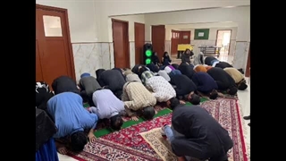 نماز جماعت در مدرسه ایرانیان کراچی