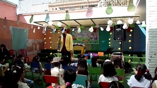 اسکای و دلقک در جشن مدرسه