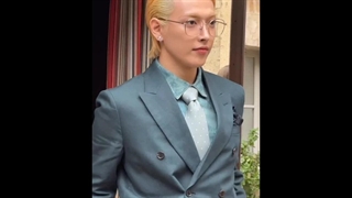 هونگ جونگ عضو ایتیز در فشن شو Paul Smith در هفته مد پاریس