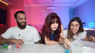 مسابقه ی خمیر بازی با داورى پریسا!!؟ (پارمیدا ممقانی)