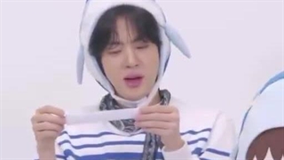 جین داره پیام آرمیا که از قبل برای این لایو فرستاده شده رو میخونه...